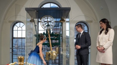 Звън на часовник оповести откриването на Централни хали