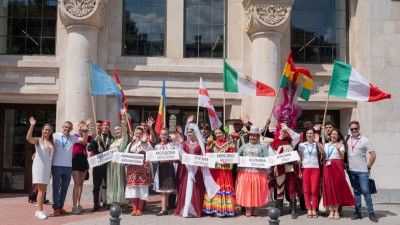 С право хоро около фонтана в Централни хали стартира Международният фолклорен фестивал „Витоша"